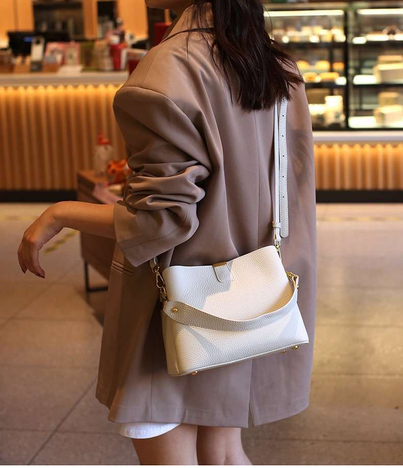 レザーバッグ シンプルショルダーバッグ