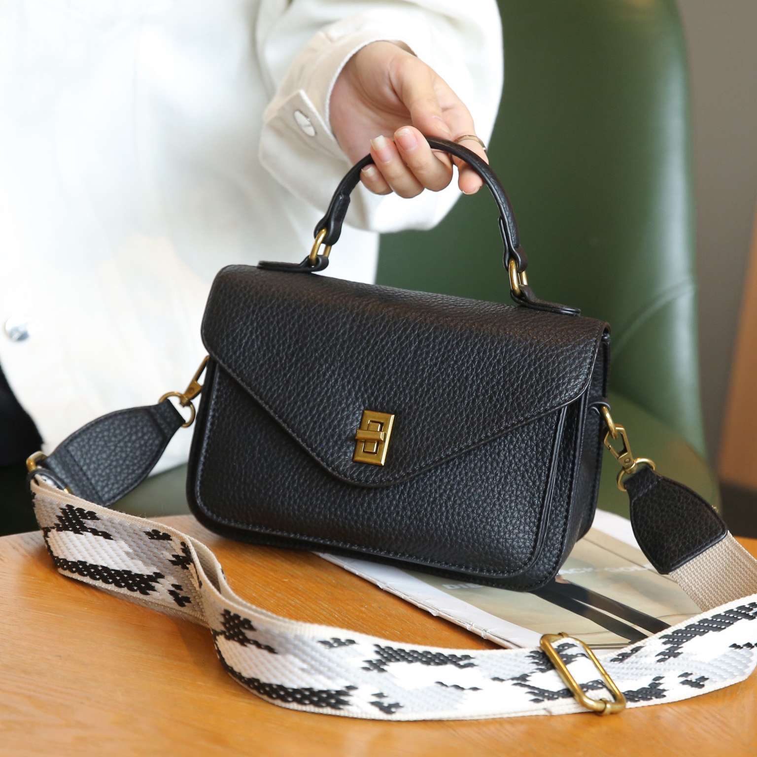 レザーバッグ ミニショルダーバッグ クラシック金具付き