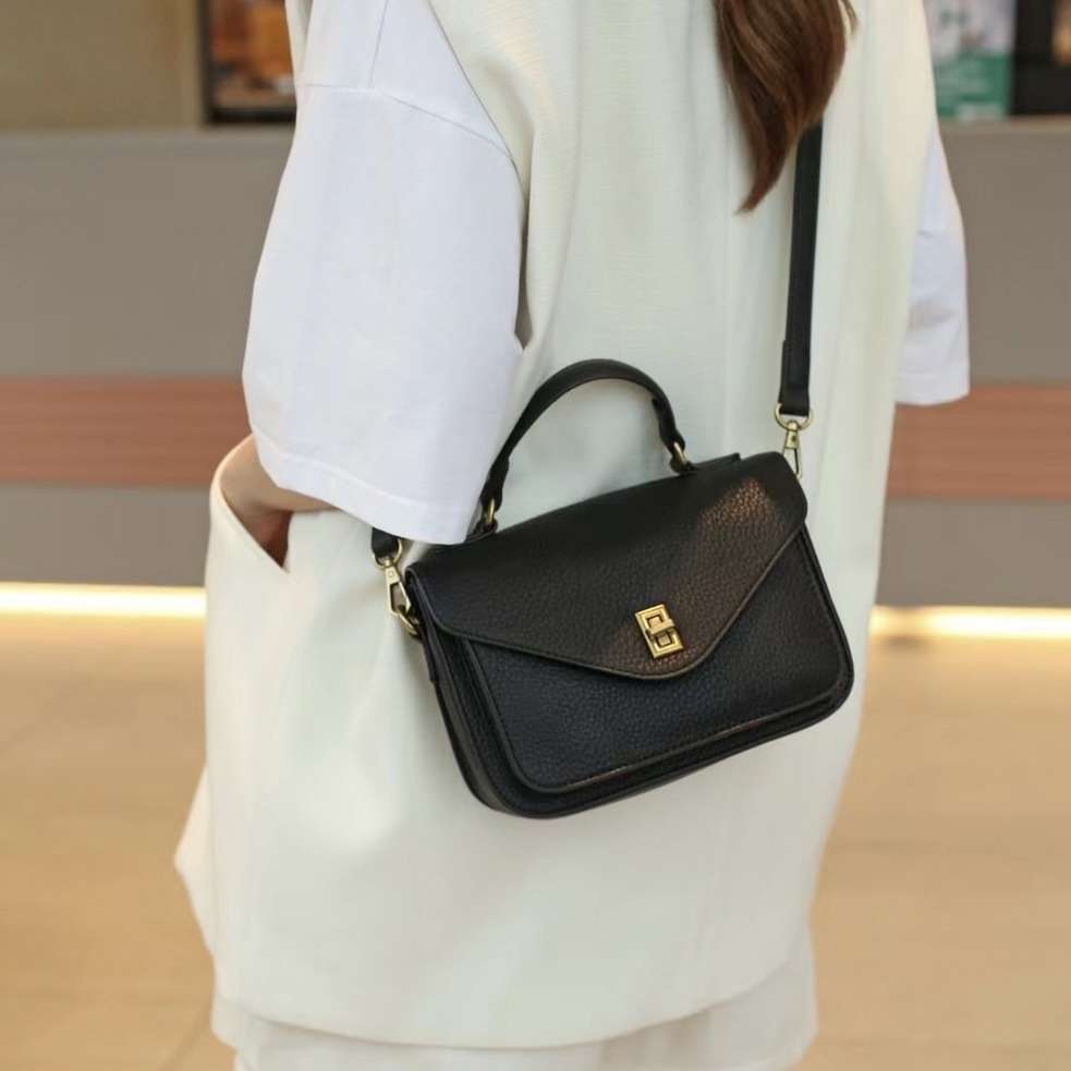 レザーバッグ ミニショルダーバッグ クラシック金具付き