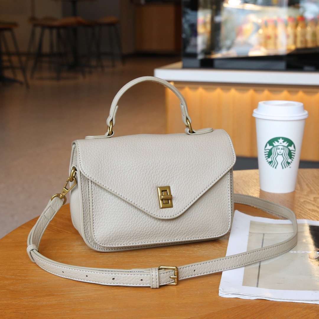 レザーバッグ ミニショルダーバッグ クラシック金具付き