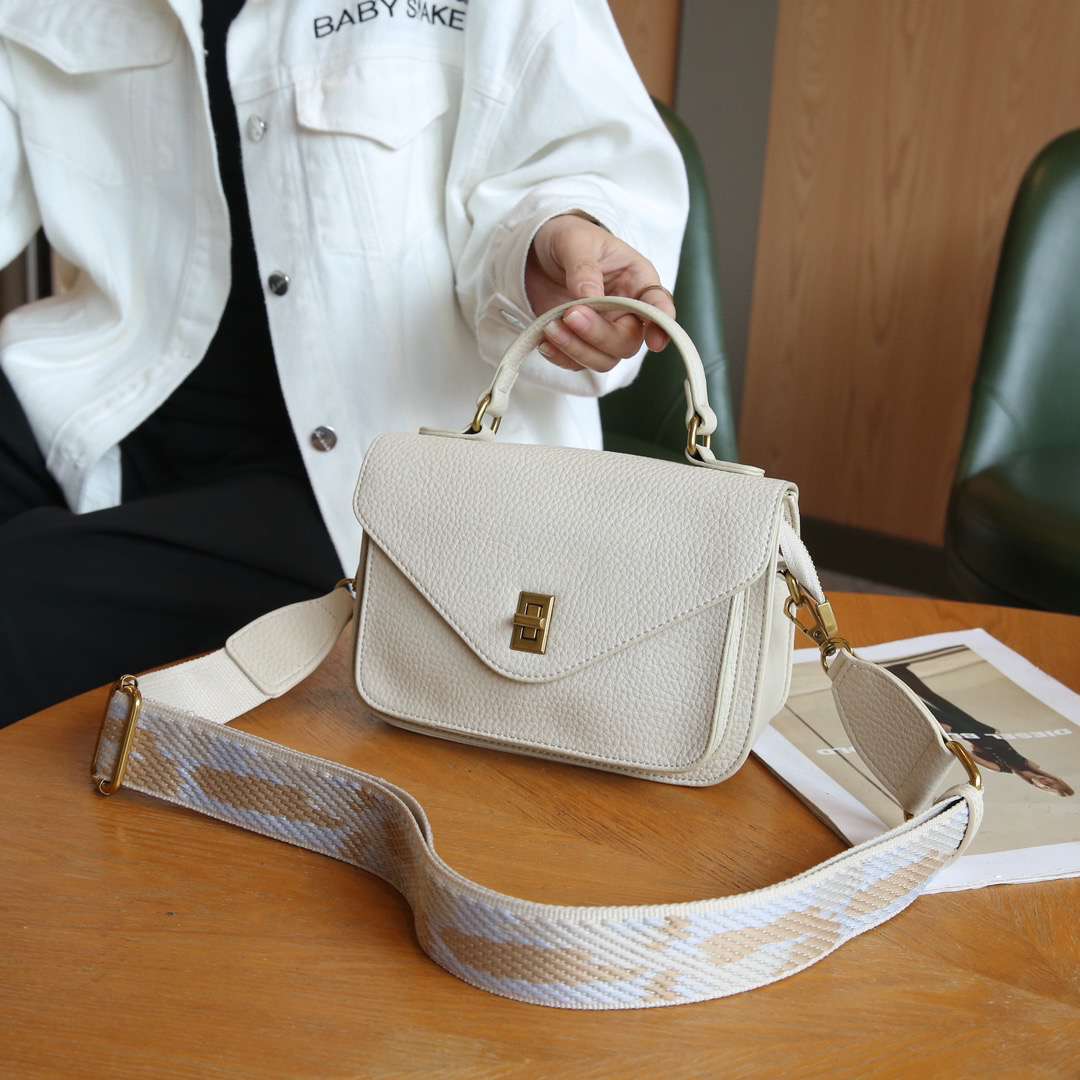 レザーバッグ ミニショルダーバッグ クラシック金具付き