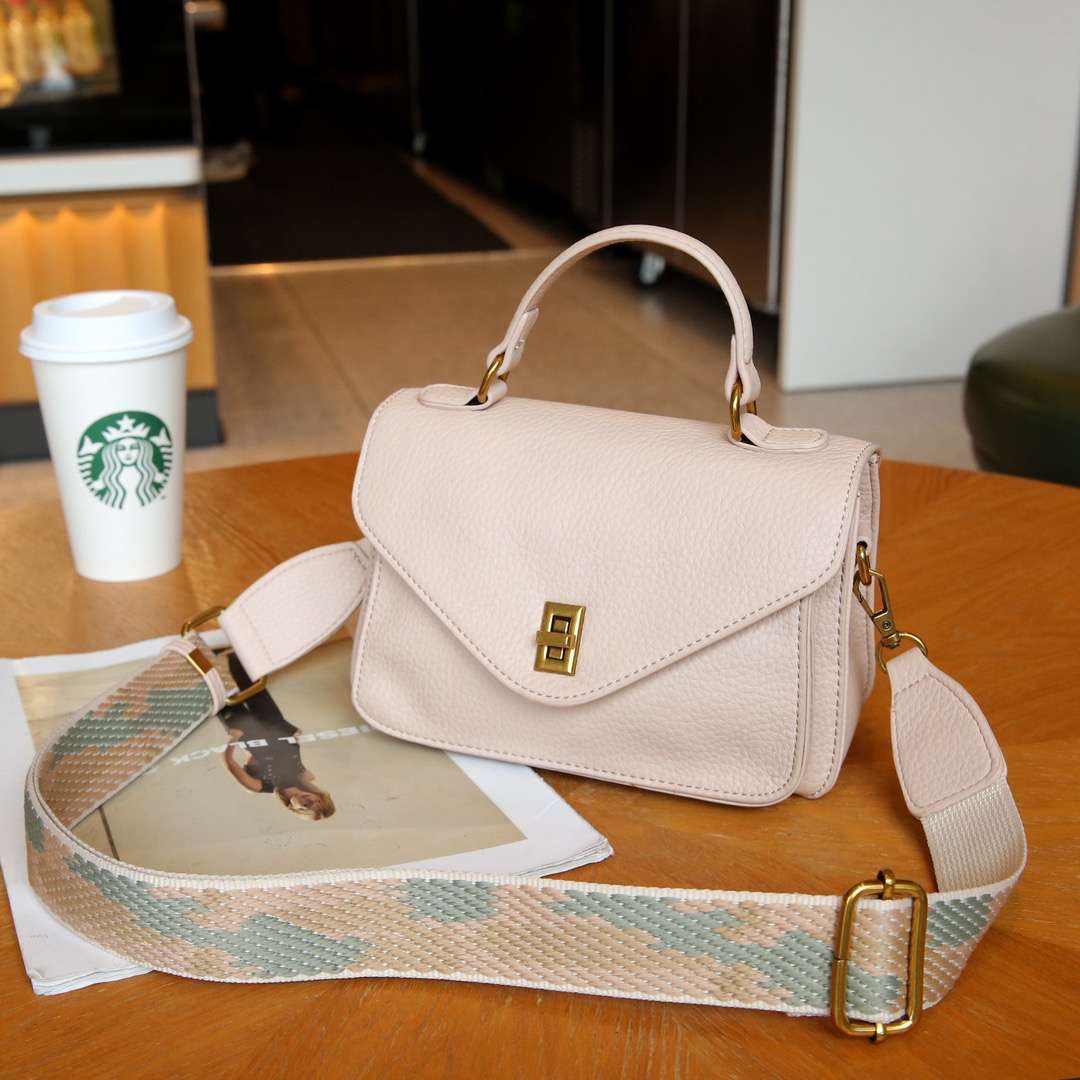 レザーバッグ ミニショルダーバッグ クラシック金具付き