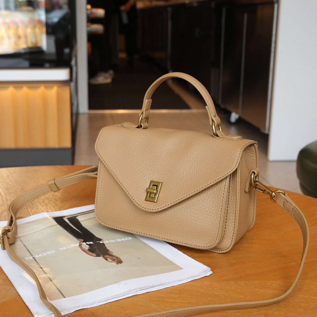 レザーバッグ ミニショルダーバッグ クラシック金具付き